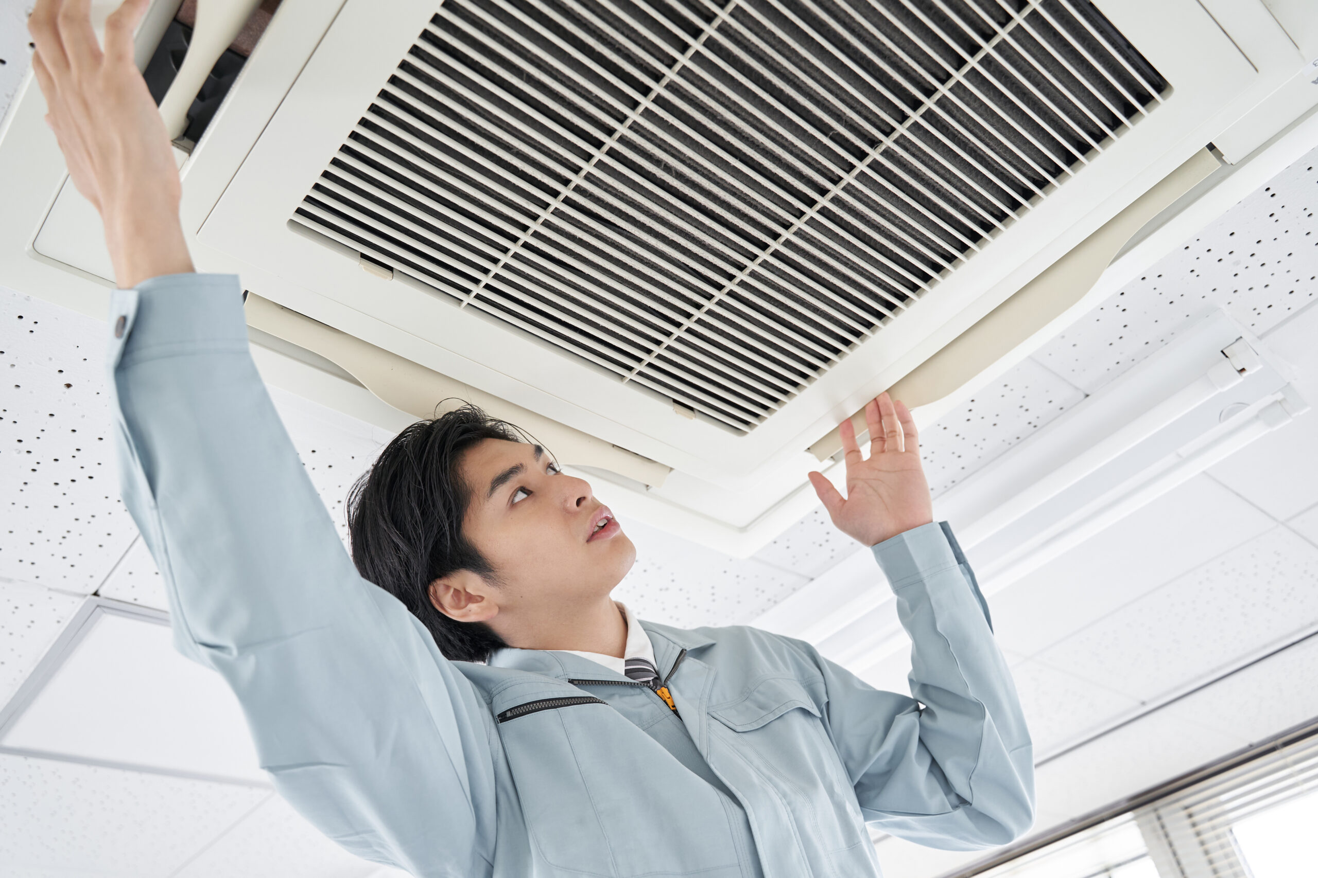 業務用エアコンはなぜ安い？価格のカラクリと注意点を徹底解説