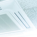 天カセ・天吊りの違いを比較！業務用エアコンの選び方と導入時のポイントを解説