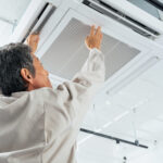 業務用エアコンのフィルター掃除完全ガイド｜自分でできる簡単な方法・業者に依頼するポイントを解説