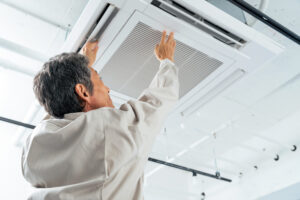 業務用エアコンのフィルター掃除完全ガイド｜自分でできる簡単な方法・業者に依頼するポイントを解説
